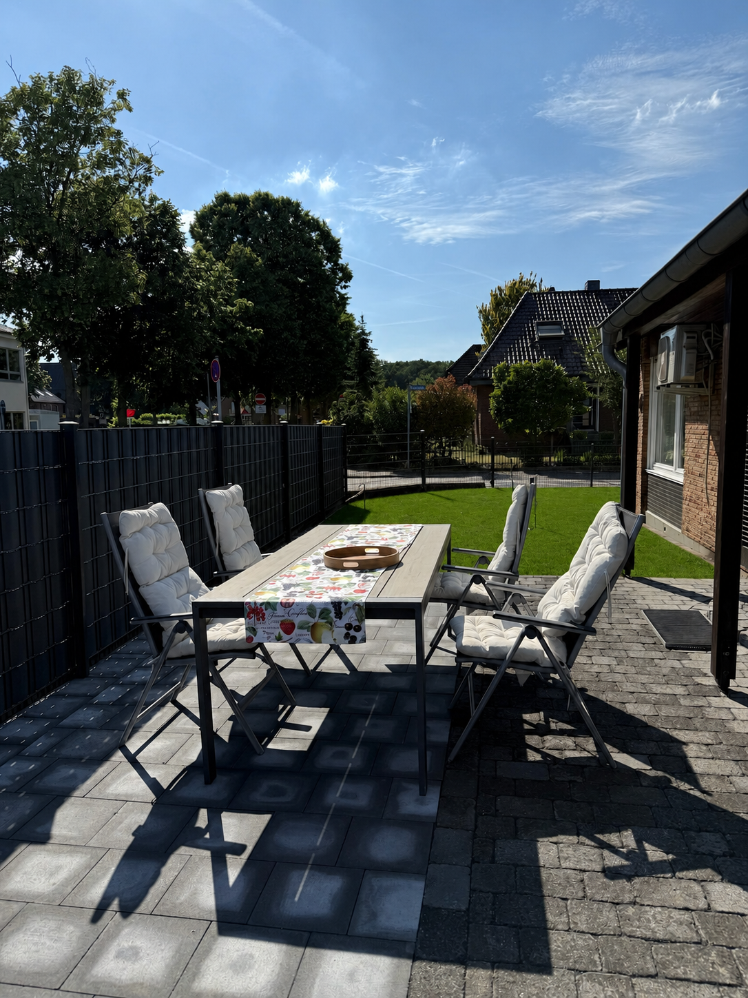 Sonnige Terrasse mit Sitzgruppe im Garten der Ferienunterkunft Karolinger Stay Emmerich